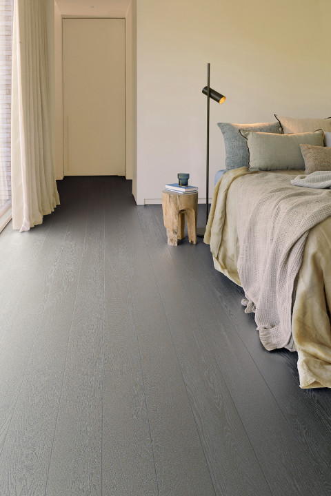 Vinyl vloeren Interfloor trendwood kleur599 slaapkamer donkerevloer sfeervol wonen
